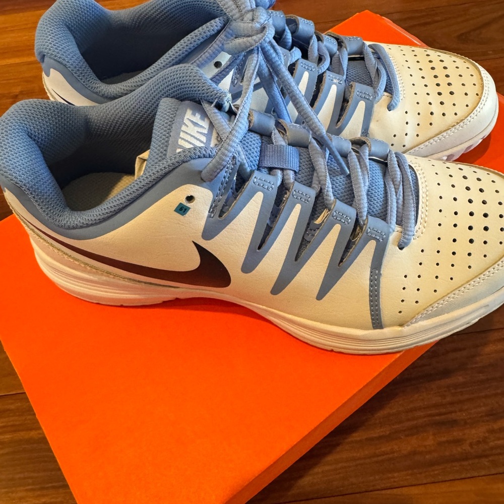 Nike Women's Vapor Court Shoes in Blue and White - Picture 2 of 7